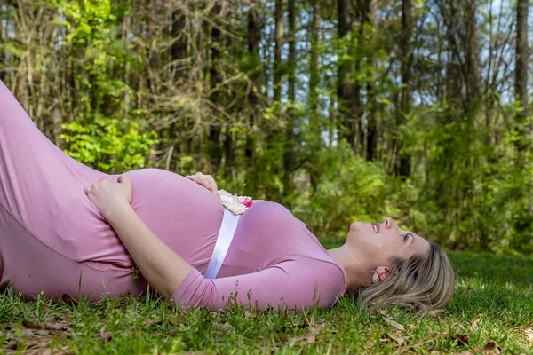 Una Hermosa Madre Embarazada Posa Ambiente Aire Libre —  Fotos de Stock