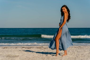 Güzel bir melez bikini modeli sahilde açık havanın tadını çıkarıyor.