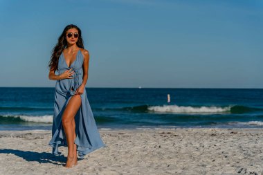 Güzel bir melez bikini modeli sahilde açık havanın tadını çıkarıyor.