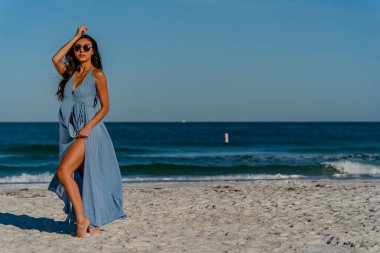 Güzel bir melez bikini modeli sahilde açık havanın tadını çıkarıyor.