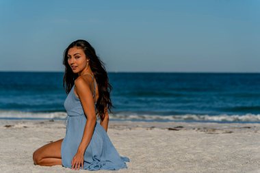 Güzel bir melez bikini modeli sahilde açık havanın tadını çıkarıyor.