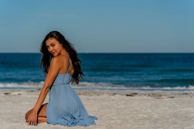 Güzel bir melez bikini modeli sahilde açık havanın tadını çıkarıyor.