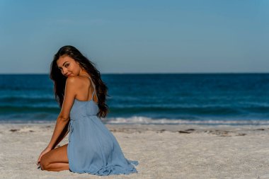 Güzel bir melez bikini modeli sahilde açık havanın tadını çıkarıyor.