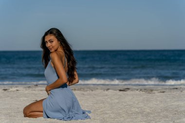 Güzel bir melez bikini modeli sahilde açık havanın tadını çıkarıyor.