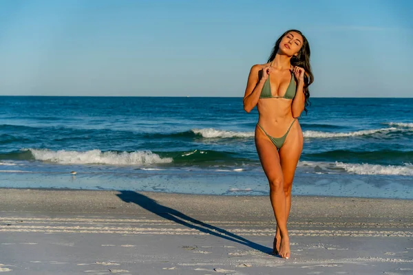 Hermoso Modelo Bikini Raza Mixta Disfruta Del Clima Aire Libre — Foto de Stock