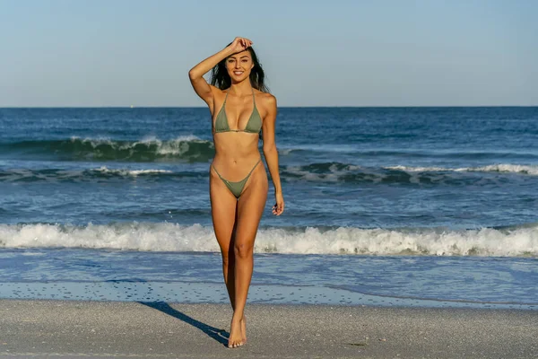 一个漂亮的混血比基尼模特在海滩上享受户外天气 — 图库照片