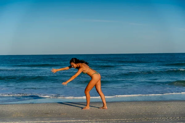 Belo Modelo Biquíni Misto Goza Tempo Livre Praia — Fotografia de Stock