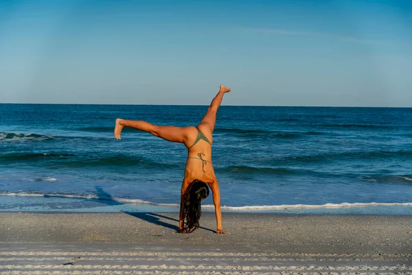 Güzel bir melez bikini modeli sahilde açık havanın tadını çıkarıyor.