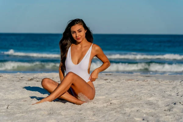 Een Prachtig Gemengd Race Bikini Model Geniet Van Het Weer — Stockfoto