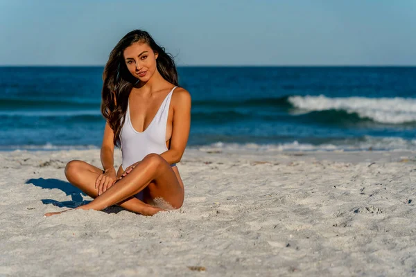 Belo Modelo Biquíni Misto Goza Tempo Livre Praia — Fotografia de Stock