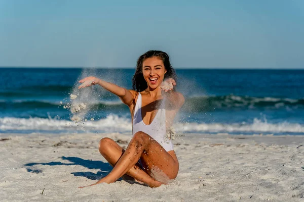 Красивая Модель Бикини Наслаждается Погодой Пляже — стоковое фото