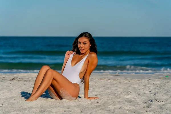 Ein Schönes Mixed Race Bikini Model Genießt Das Wetter Draußen — Stockfoto