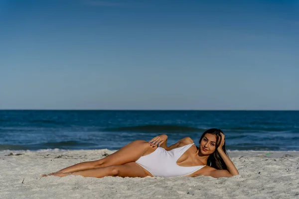 Красива Змішана Модель Бікіні Насолоджується Погодою Відкритому Повітрі Пляжі — стокове фото