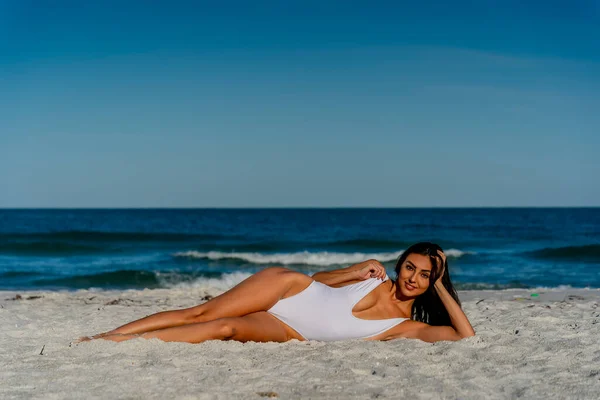 Een Prachtig Gemengd Race Bikini Model Geniet Van Het Weer — Stockfoto