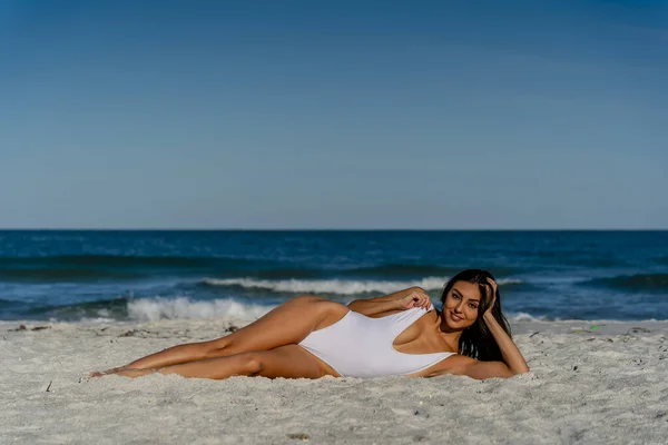 Красива Змішана Модель Бікіні Насолоджується Погодою Відкритому Повітрі Пляжі — стокове фото
