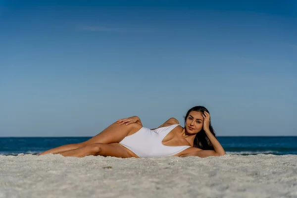 Een Prachtig Gemengd Race Bikini Model Geniet Van Het Weer — Stockfoto