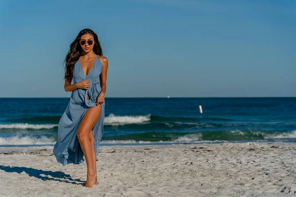 Beau Modèle Bikini Mixte Profite Temps Plein Air Sur Plage — Photo