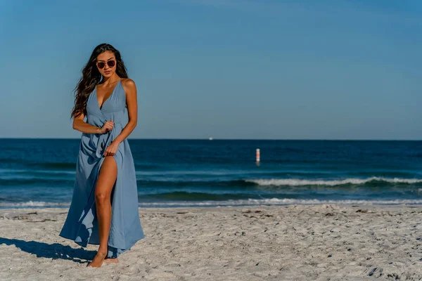 Beau Modèle Bikini Mixte Profite Temps Plein Air Sur Plage — Photo