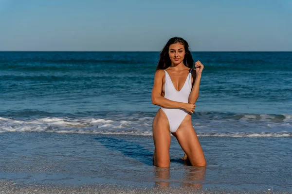 Beau Modèle Bikini Mixte Profite Temps Plein Air Sur Plage — Photo