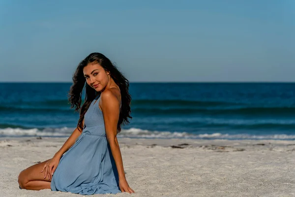 Ein Schönes Mixed Race Bikini Model Genießt Das Wetter Draußen — Stockfoto