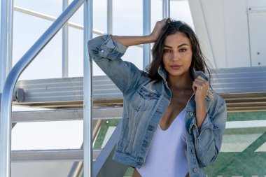 Güzel bir melez bikini modeli sahilde açık havanın tadını çıkarıyor.