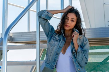 Güzel bir melez bikini modeli sahilde açık havanın tadını çıkarıyor.