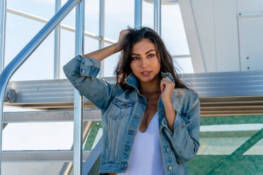 Güzel bir melez bikini modeli sahilde açık havanın tadını çıkarıyor.