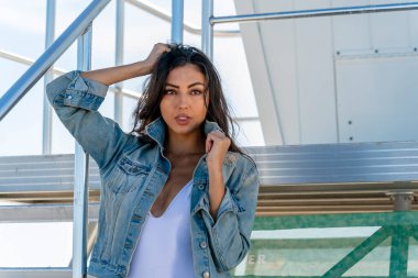 Güzel bir melez bikini modeli sahilde açık havanın tadını çıkarıyor.