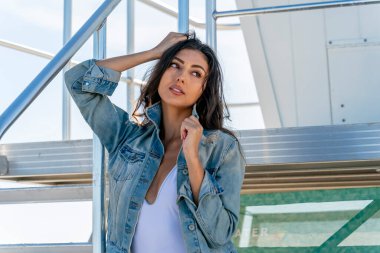 Güzel bir melez bikini modeli sahilde açık havanın tadını çıkarıyor.