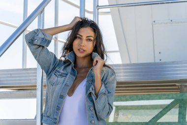 Güzel bir melez bikini modeli sahilde açık havanın tadını çıkarıyor.