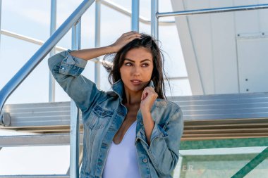 Güzel bir melez bikini modeli sahilde açık havanın tadını çıkarıyor.