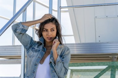 Güzel bir melez bikini modeli sahilde açık havanın tadını çıkarıyor.