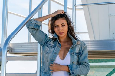 Güzel bir melez bikini modeli sahilde açık havanın tadını çıkarıyor.