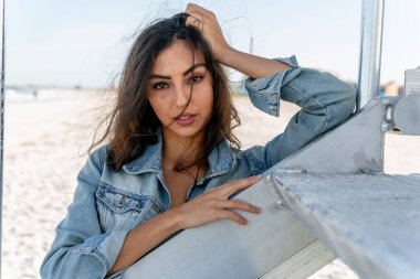 Güzel bir melez bikini modeli sahilde açık havanın tadını çıkarıyor.