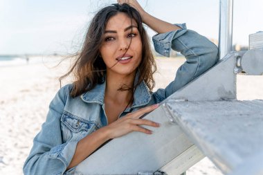 Güzel bir melez bikini modeli sahilde açık havanın tadını çıkarıyor.