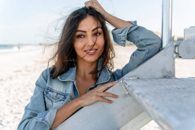 Güzel bir melez bikini modeli sahilde açık havanın tadını çıkarıyor.