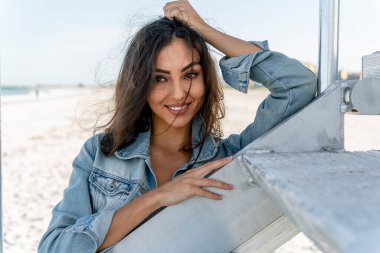 Güzel bir melez bikini modeli sahilde açık havanın tadını çıkarıyor.