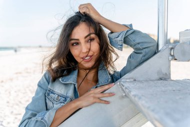 Güzel bir melez bikini modeli sahilde açık havanın tadını çıkarıyor.