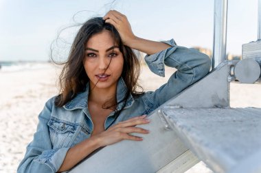 Güzel bir melez bikini modeli sahilde açık havanın tadını çıkarıyor.