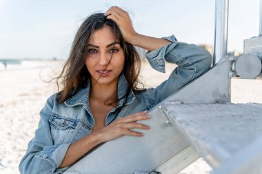 Güzel bir melez bikini modeli sahilde açık havanın tadını çıkarıyor.