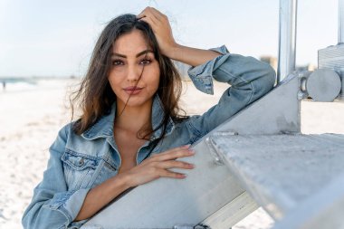 Güzel bir melez bikini modeli sahilde açık havanın tadını çıkarıyor.