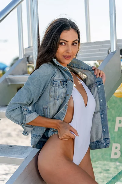 Ein Schönes Mixed Race Bikini Model Genießt Das Wetter Draußen — Stockfoto