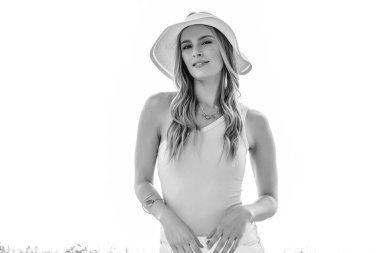 Sarışın bir model dışarıda poz veriyor. 