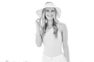 Sarışın bir model dışarıda poz veriyor. 