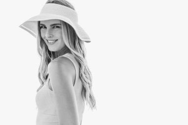 Sarışın bir model dışarıda poz veriyor. 