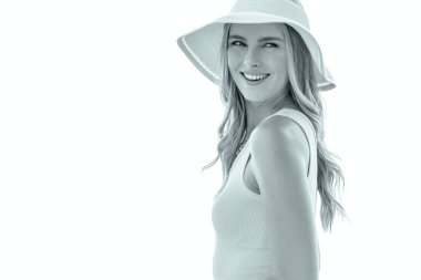 Sarışın bir model dışarıda poz veriyor. 