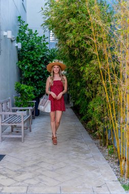 Muhteşem bir esmer model bahar havasının tadını çıkarırken açık havada alışveriş yapıyor.