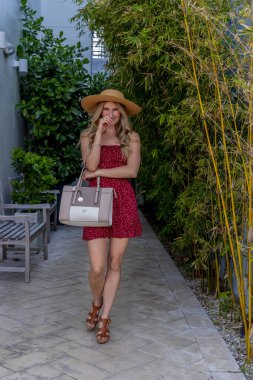 Muhteşem bir esmer model bahar havasının tadını çıkarırken açık havada alışveriş yapıyor.