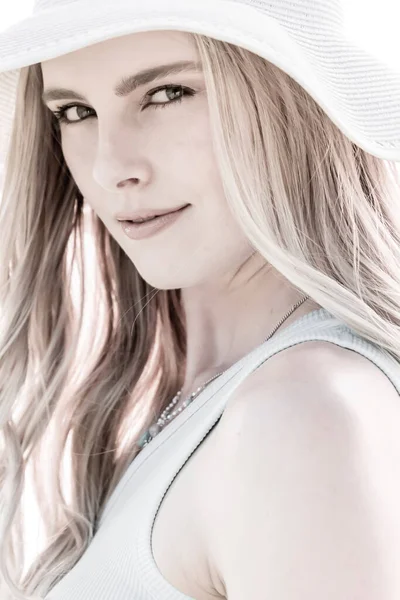 Vacker Blond Modell Poserar Utomhus — Stockfoto