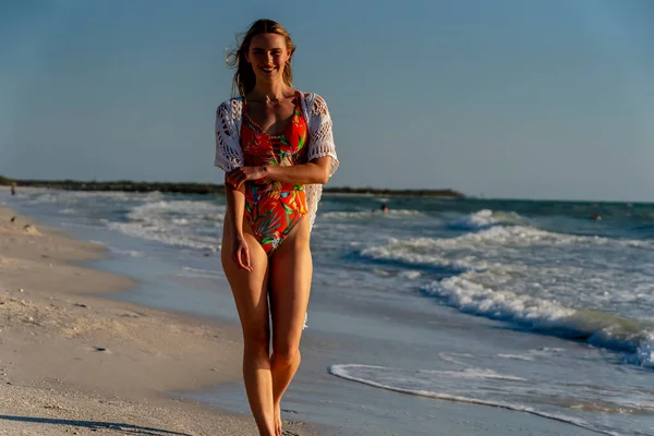 Ένα Όμορφο Μελαχρινό Μοντέλο Μπικίνι Απολαμβάνει Τον Καιρό Στην Παραλία — Φωτογραφία Αρχείου